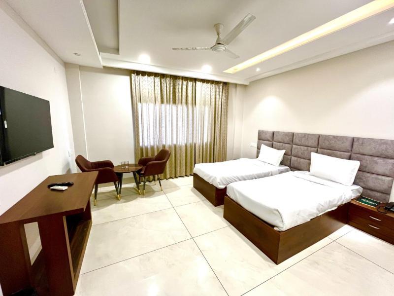 Hotel Prism Grand Zirakpur Exterior foto