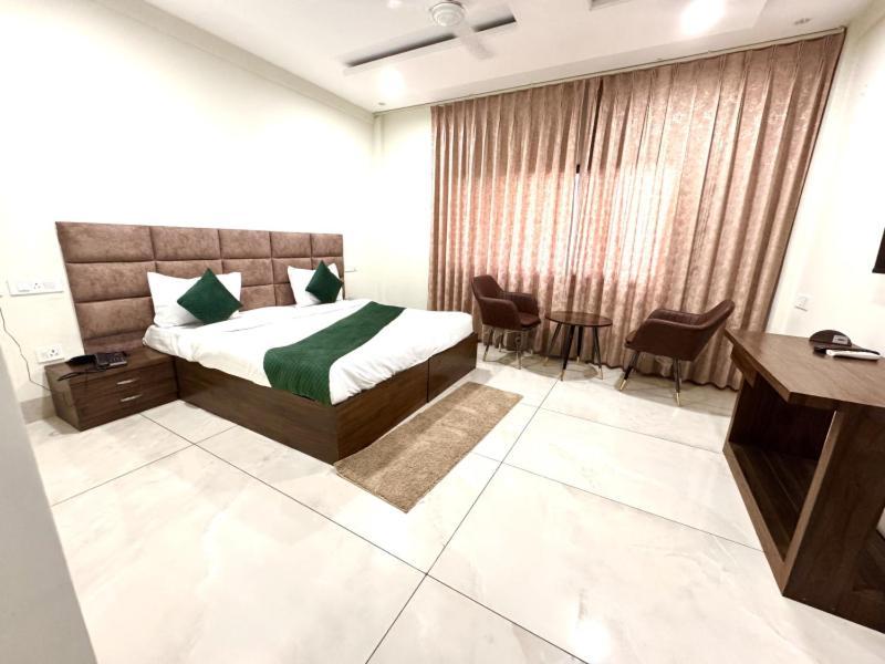 Hotel Prism Grand Zirakpur Exterior foto