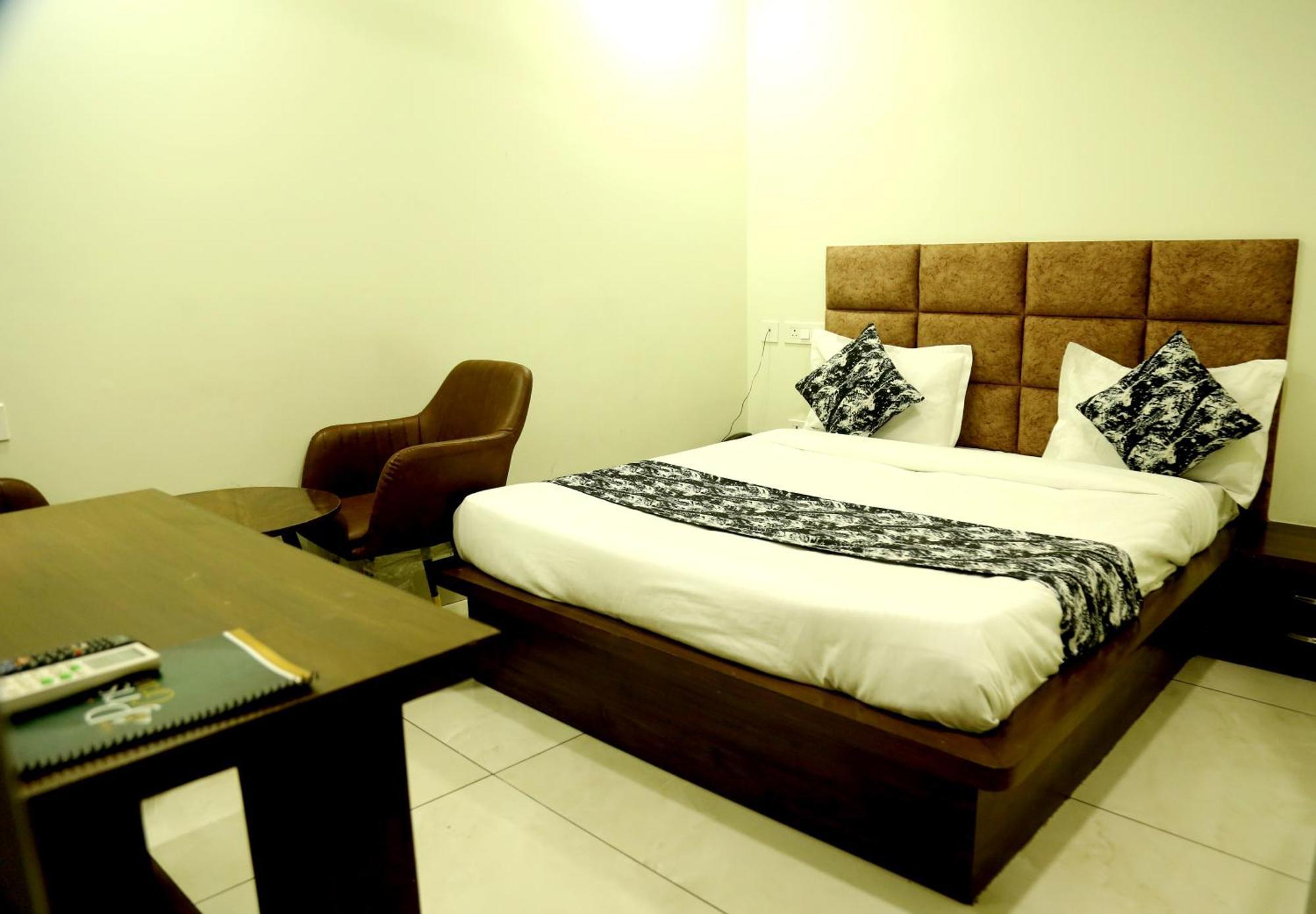 Hotel Prism Grand Zirakpur Exterior foto